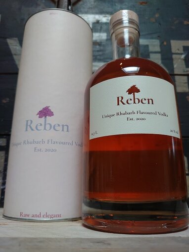 Heerlijke Rhubarb Vodka Likeur van Reben uit Noord Nederland!